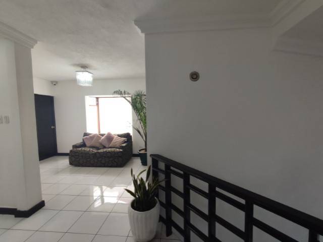 Oficina en Renta Zona 15 adentro de casa comercial - Image 4