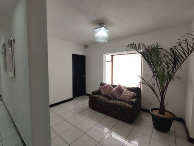 Oficina en Renta Zona 15 adentro de casa comercial - Image 3