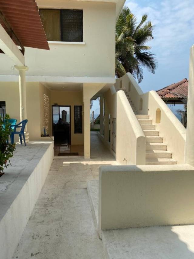 Casa Amueblada de Playa en Venta, Monterrico - Image 2