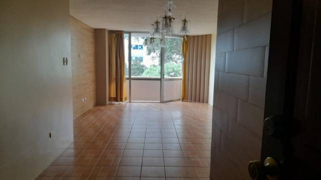 Apartamento en Renta Zona 10 Ciudad, con 2 balcones - Image 2