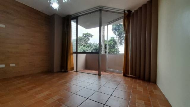 Apartamento en Renta Zona 10 Ciudad, con 2 balcones - Image 4