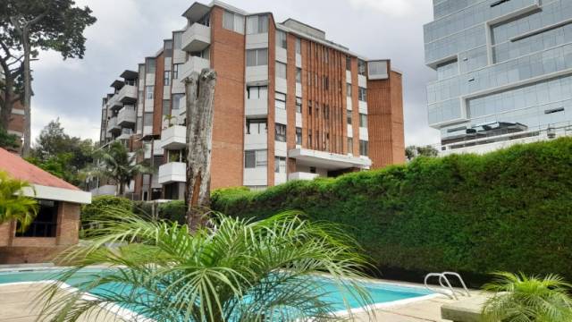 Apartamento en Renta Zona 10 Ciudad, con 2 balcones - Miniatura 7