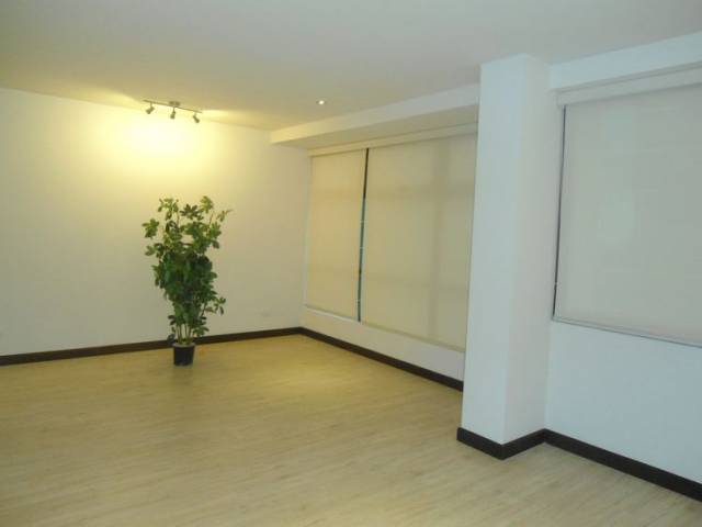 Apartamento en Renta Zona 10 Edificio Veinti4 - Image 2