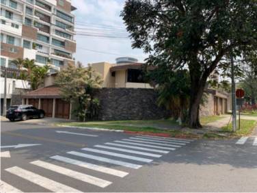 Casa en Venta Zona 15, muy amplia - Image 1