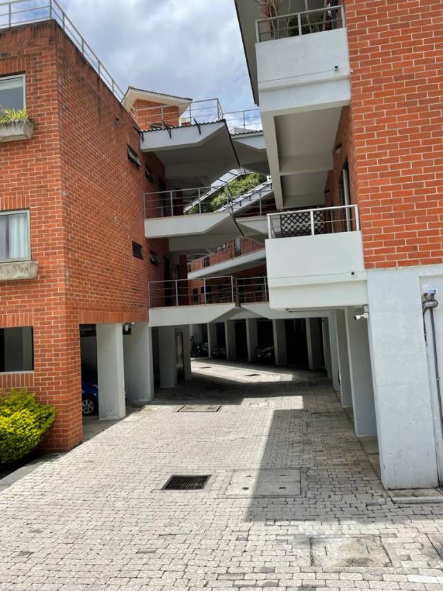 VENDO HERMOSO APARTAMENTO EN EXCLUSIVO SECTOR DE ZONA 10 - Image 2
