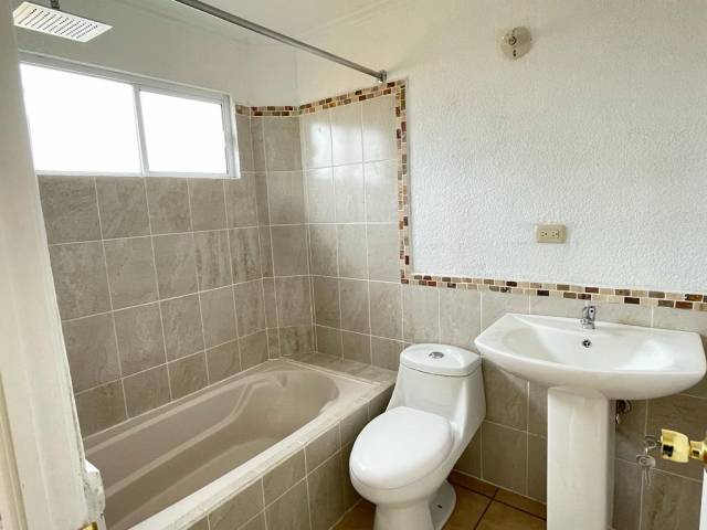 Vendo Casa Remodelada en San José Pinula - Image 2