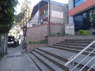 Oficina en Renta Zona 9 Edificio Cristal - Image 1