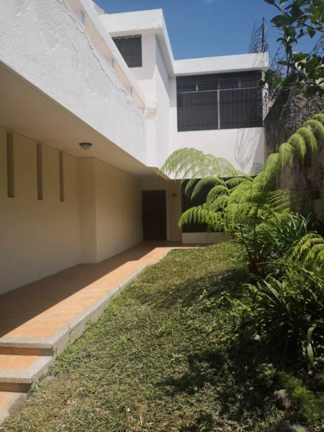 se renta casa en zona 13, fuera de garita - Image 1