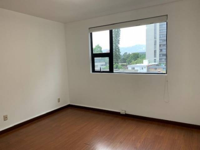 SE RENTA APARTAMENTO CON MANTENIMIENTO INCLUIDO EN ZONA 14 - Image 4