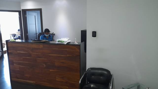 Oficina en renta Zona 10 - Image 2