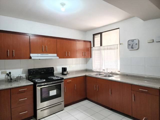 Apartamento Amueblado y Amplio en Renta Zona 14 Ciudad - Miniatura 8