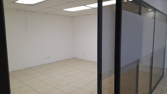 Oficina en renta en zona 9 - Miniatura 3