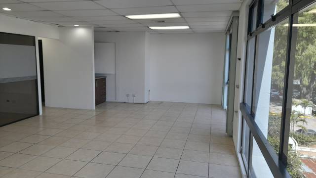 Oficina en renta en zona 9 - Miniatura 4