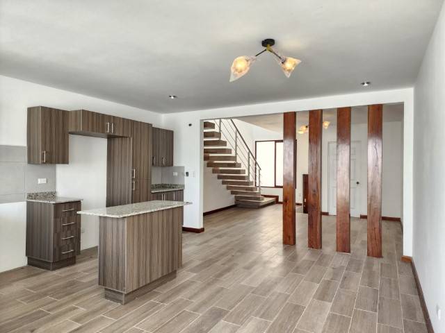 Casa en Venta Puerta de Hierro Zona 16 Guatemala - Image 2