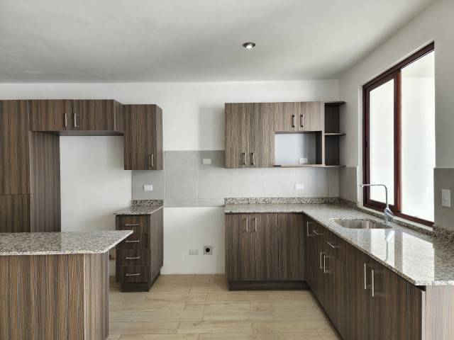 Casa en Venta Puerta de Hierro, Hacienda Real Zona 16 - Image 3
