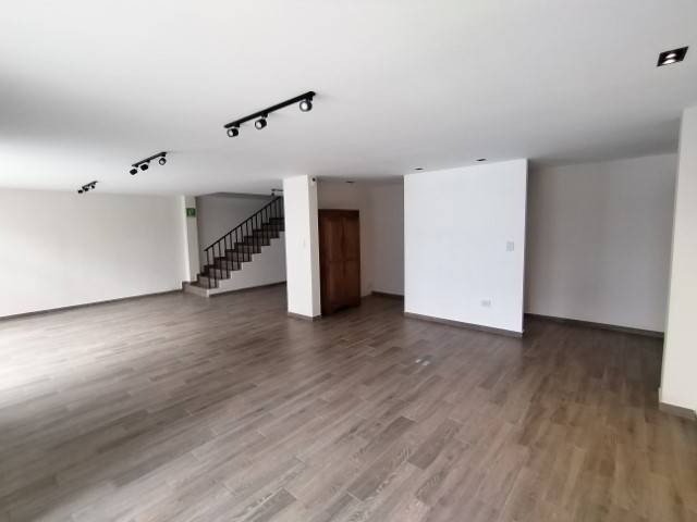 Oficina en Renta Zona 10 cerca de Bulevar Los Próceres - Miniatura 5