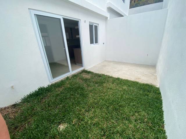 En alquiler hermosa casa de tres niveles - Image 1