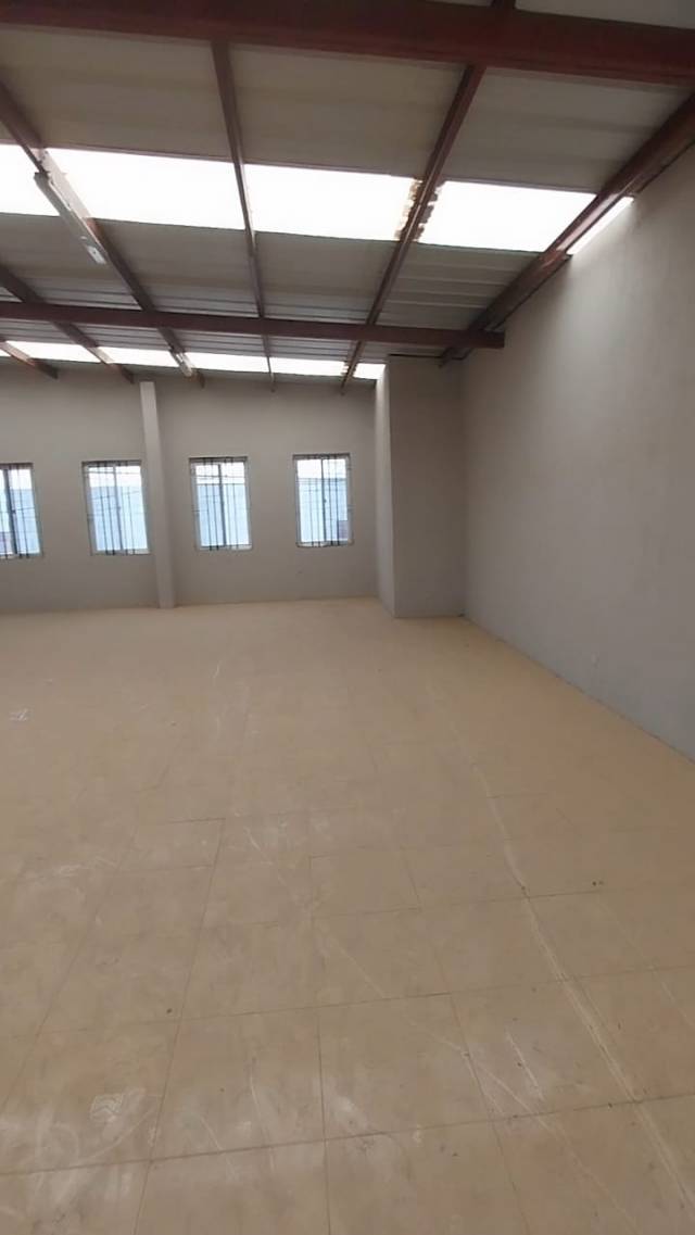 RENTO BODEGA DE 1200 M2 EN SAN MIGUEL PETAPA - Image 2