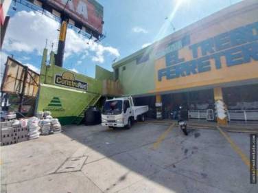 Local comercial y bodega en renta sobre la interamericana - Image 1