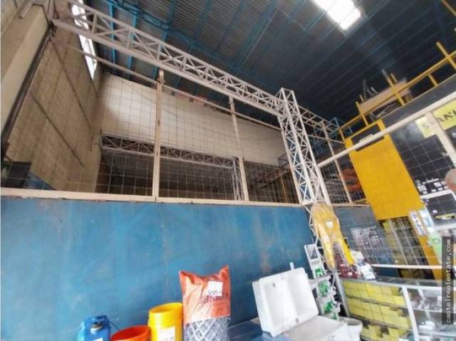 Local comercial y bodega en renta sobre la interamericana - Image 4