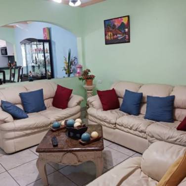 Casa en Venta con Jardín Balcones de San Cristóbal - Image 1