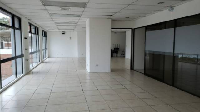 Oficina en renta en zona 9 - Image 3