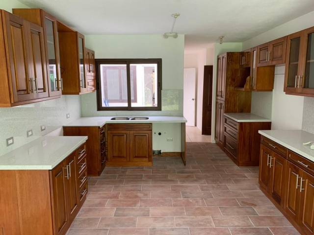 VENDO CASA EN ZONA 16, HACIENDA REAL - Image 4