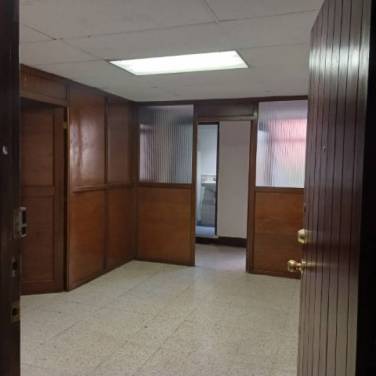 Oficina en Renta Edificio Reforma Montufar Zona 10 - Image 1
