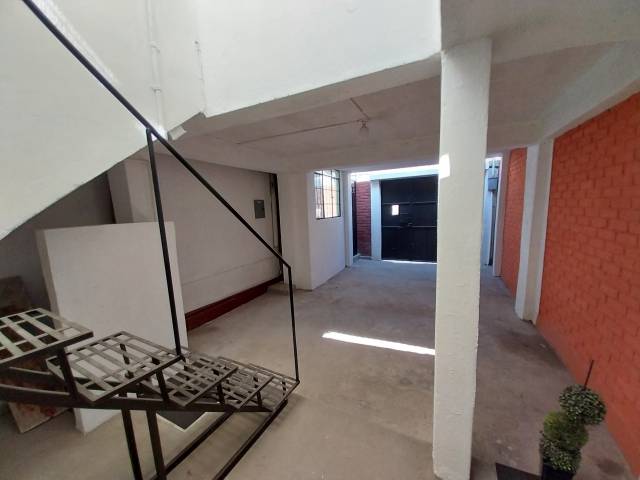 RENTO BODEGA EN ZONA 8 AVENIDA LA CASTELLANA - Image 1