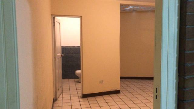 RENTO OFICINAS CERCA DEL PARQUE DE XELA - Image 2