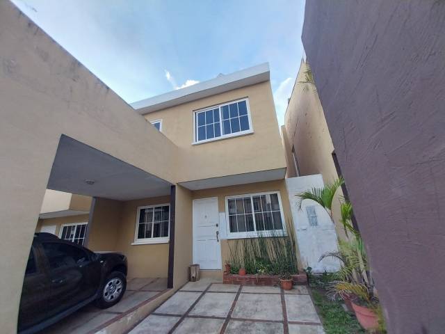 VENDO CASA EN ALTOS DE ARRAZOLA - Image 1