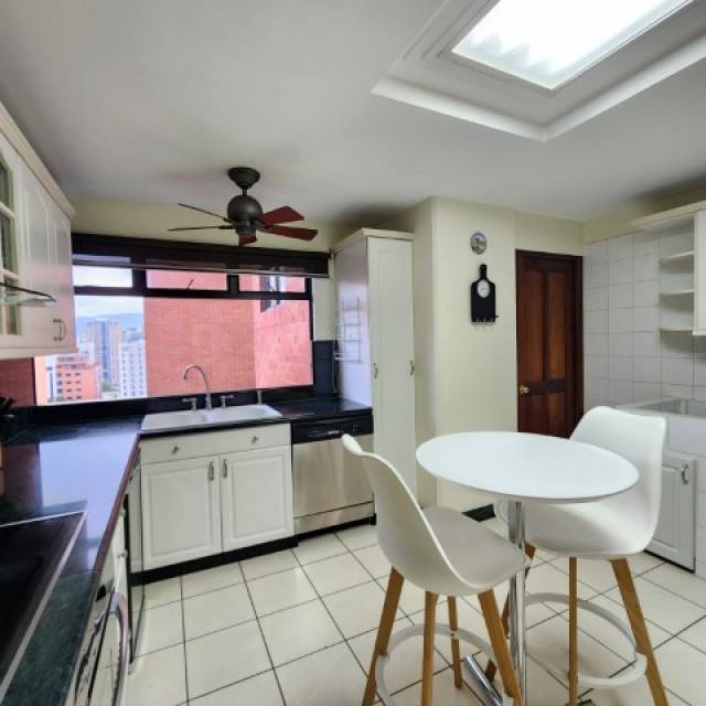 Apartamento Amueblado en Renta Zona 10 Los Próceres - Miniatura 10