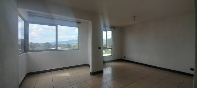EN RENTA- Apartamento en Las Charcas zona 11 - Image 1