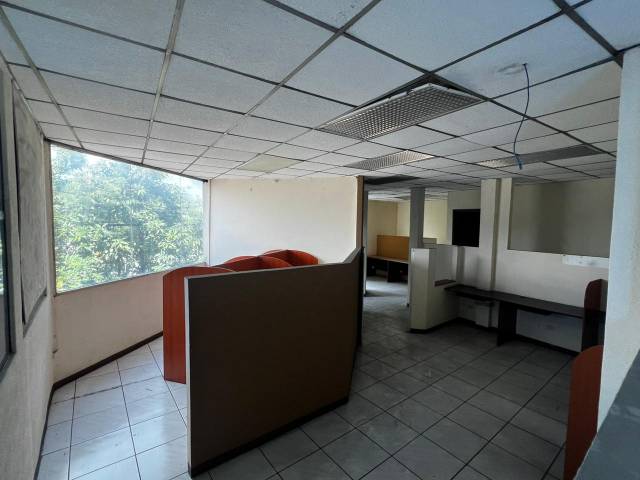 RENTO EDIFICIO EN ZONA 9, INDEAL PARA CALL CENTER - Image 4