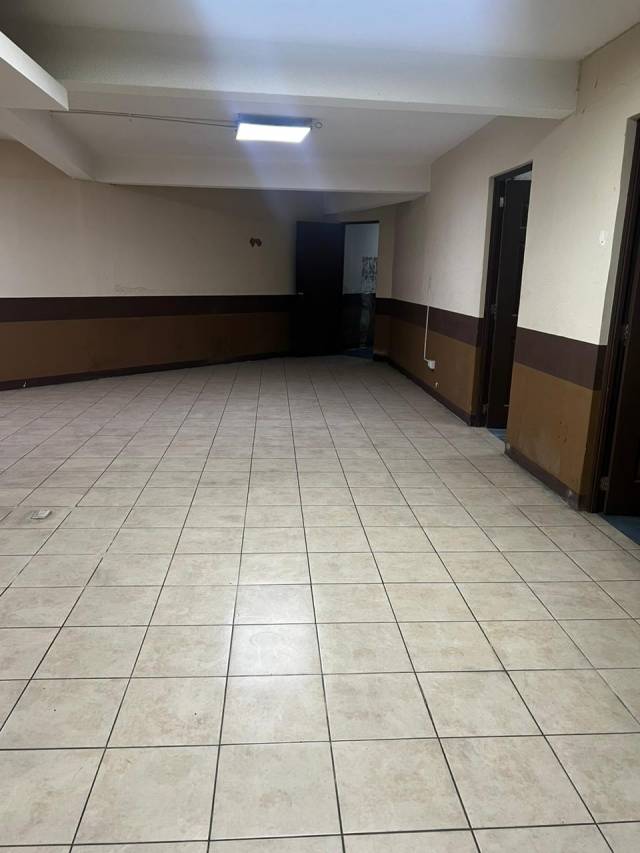 RENTO EDIFICIO EN ZONA 9, INDEAL PARA CALL CENTER - Miniatura 8