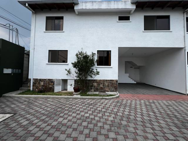 RENTO CASA EN ZONA 16 - Image 1