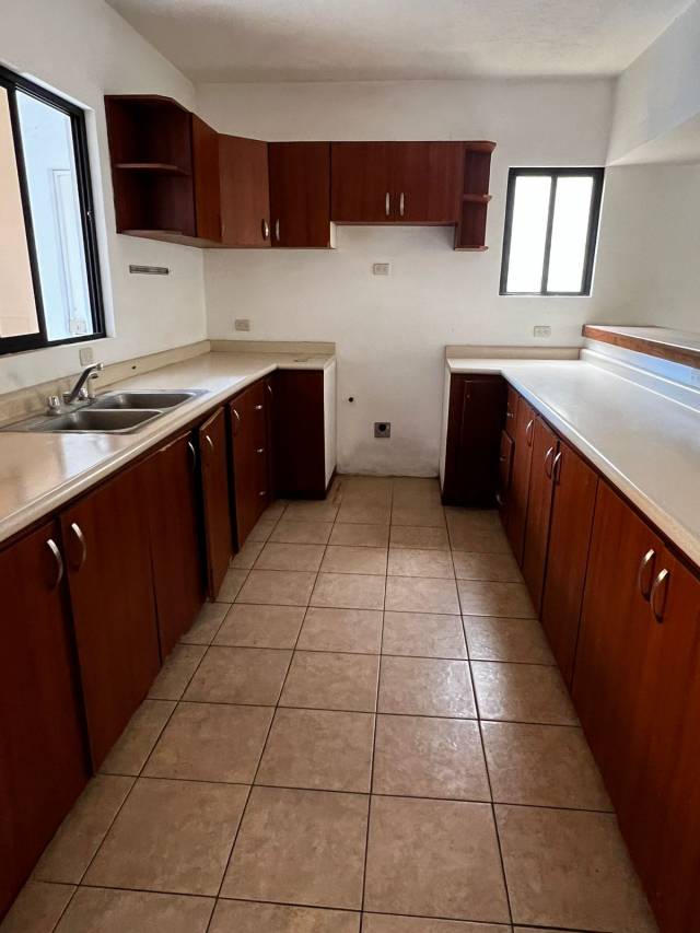 RENTO CASA EN ZONA 16 - Image 2