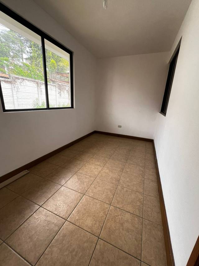 RENTO CASA EN ZONA 16 - Image 4