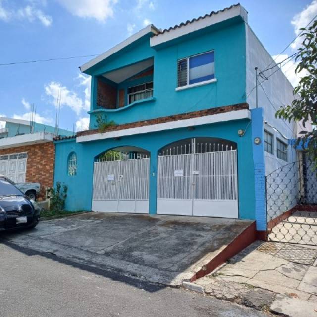 Casa en Venta Residenciales Atlántida, Zona 18 - Image 1