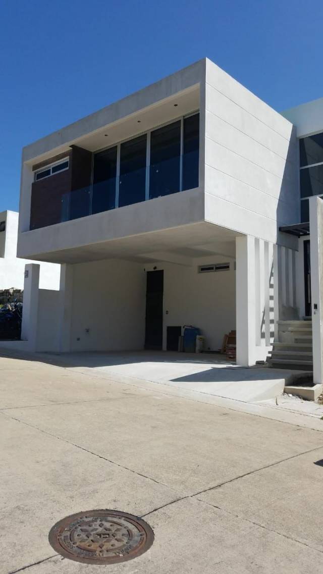 VENDO CASA EN BOSQUES DE VILLA VERDE CAES - Image 1