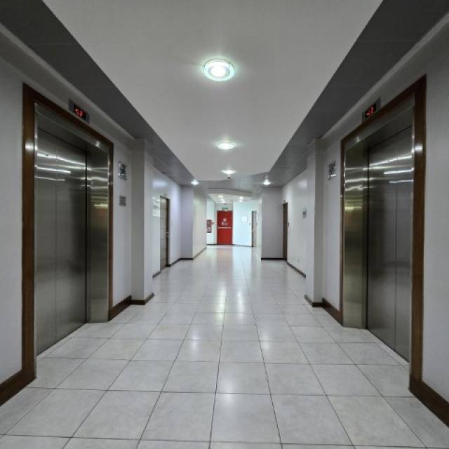 Oficina en Alquiler Zona 10 Empresarial Zona Pradera - Image 3