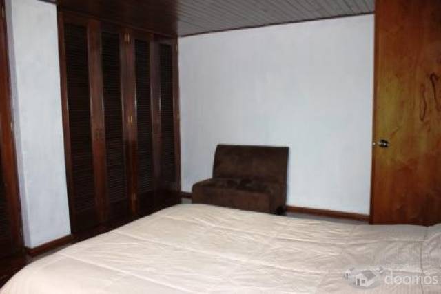 Habitación semi-amueblada en zona viva - Image 2