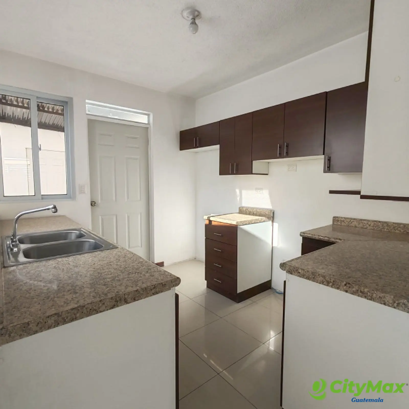 Casa en venta hacienda real zona 16