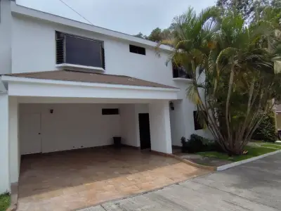 CASA EN RENTA SAN CRISTOBAL ZONA 8 MIXCO